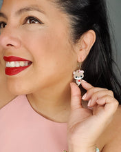 Cargar imagen en el visor de la galería, Boni la nutria - pendientes de metacrilato GRL POWER