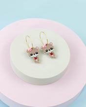 Cargar imagen en el visor de la galería, Boni la nutria - pendientes de metacrilato GRL POWER