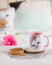 Cargar imagen en el visor de la galería, Taza coleccionable de Unicornio Aduchis arco iris