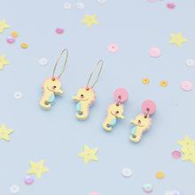 Cargar imagen en el visor de la galería, Pendientes Caballito in love mini