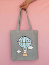 Cargar imagen en el visor de la galería, Tote bag gris de algodón unicornio Aduchis globo aerostático