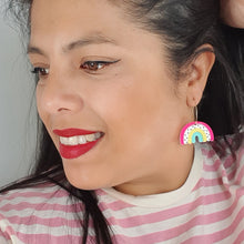 Cargar imagen en el visor de la galería, Pendientes Arcoiris Fucsia