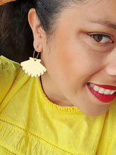 Cargar imagen en el visor de la galería, Conchita dorada
