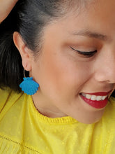 Cargar imagen en el visor de la galería, Conchita de mar purpurina azul