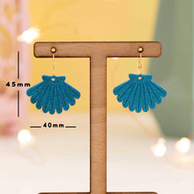 Cargar imagen en el visor de la galería, Conchita de mar purpurina azul