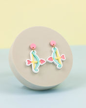 Cargar imagen en el visor de la galería, Fléchame cupido - pendientes de metacrilato GRL POWER
