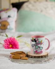 Cargar imagen en el visor de la galería, Taza coleccionable de Unicornio Aduchis y Lolo
