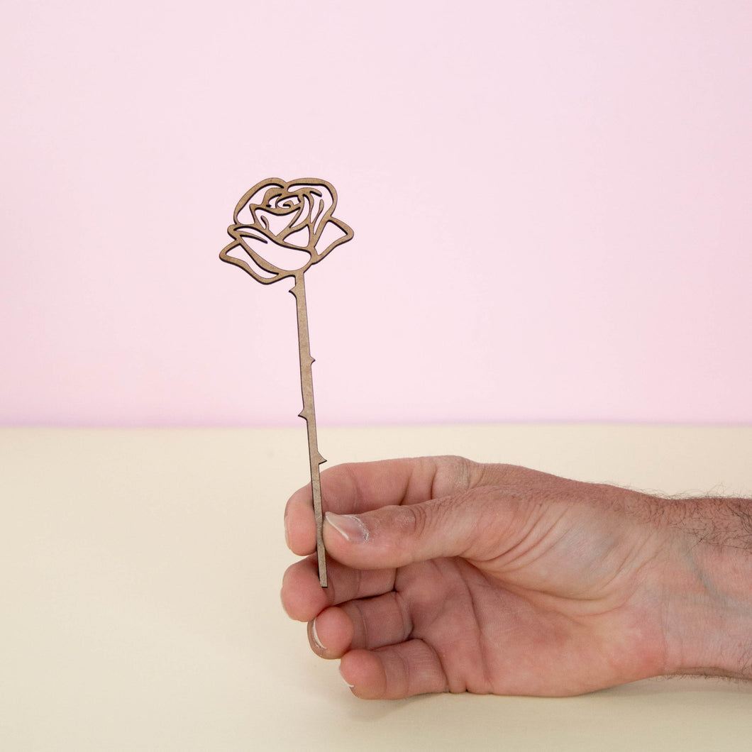 Rosa pequeña con espinas