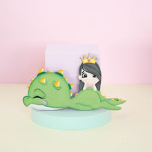 Cargar imagen en el visor de la galería, Placa de madera dragón dormilón con princesa
